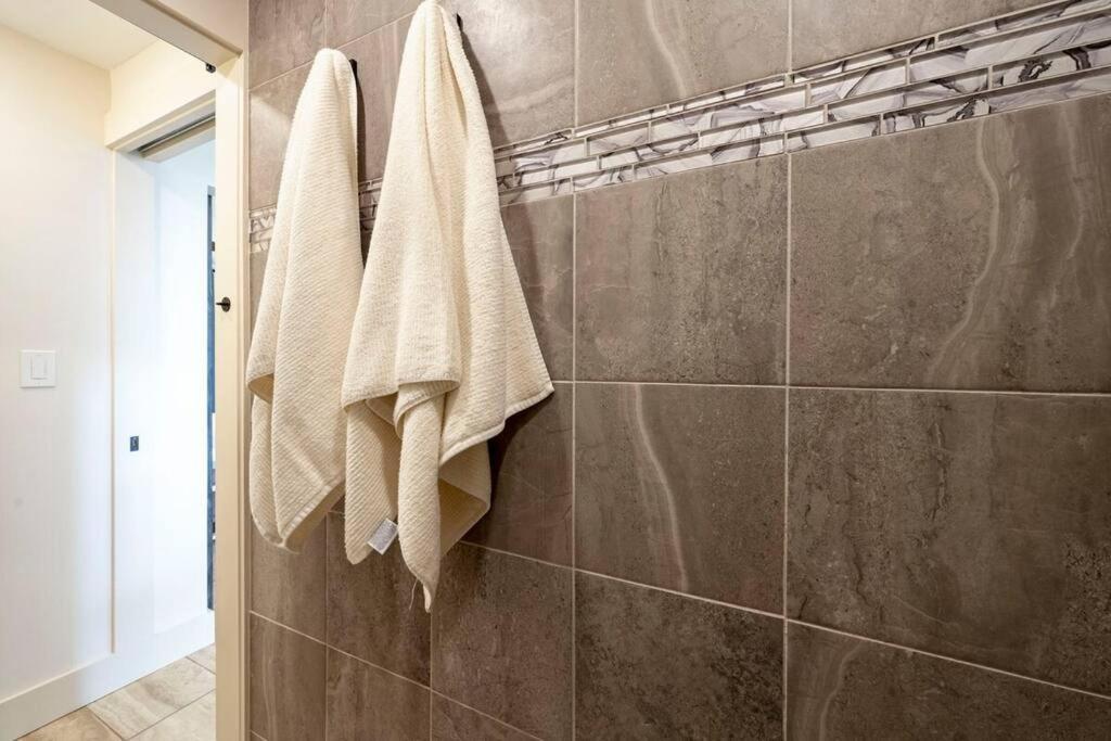 Hale Ono Loa 403- Top Floor, Ocean View, & Complete Modern Remodel Apartment Kahana Luaran gambar